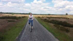 Marina op de fiets op de Hoge Veluwe