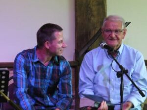 Terry virgo met tolk Victors.